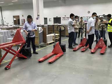 電動(dòng)高升程搬運(yùn)車交付使用，感謝廠家羅總親自跟客戶講解操作方法！